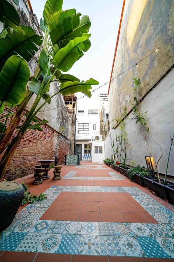 Local Backpacker Hostel Tainan Exterior foto